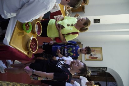 Peregrinos a los pies del Cristo de la Luz.