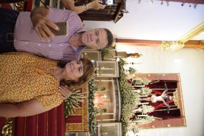 Peregrinos a los pies del Cristo de la Luz.