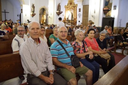 Peregrinos a los pies del Cristo de la Luz.