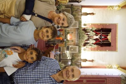 Peregrinos a los pies del Cristo de la Luz.