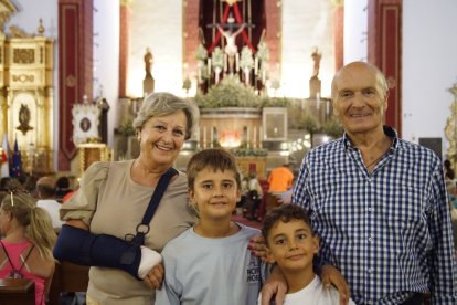 Peregrinos a los pies del Cristo de la Luz.