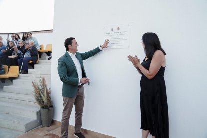 Javier A. García y la alcaldesa de Laujar, Almudena Morales, con la plaza que habla sobre la restauración del sitio.