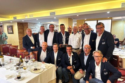 Los ganadores de la XV Edición junto al presidente de la competición.