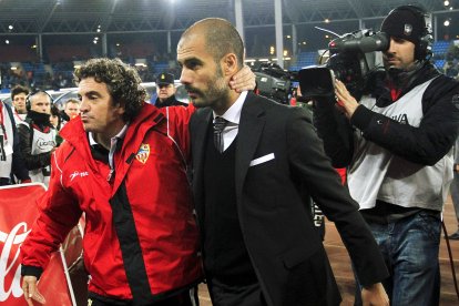 Juanma Lillo felicita a Pep Guardiola tras la paliza.
