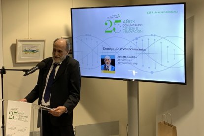 El periodista de LA VOZ Jacinto Castillo durante su discurso de agradecimiento por el premio otorgado por la Fundación Antama.