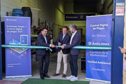 Corte de cinta, de la nueva sede de Anticimex en Vera.