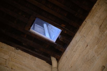 Hueco por el que descendían los pesos de las campanas de la torre de la Catedral. 