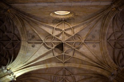 Restos del incendio de 1996 en el interior de la Catedral de Almería. 