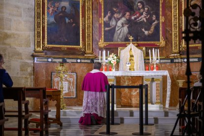El deán de la Catedral, rezando ante el Santísimo. 