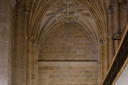 Al fondo, el Cautivo de Almería. 