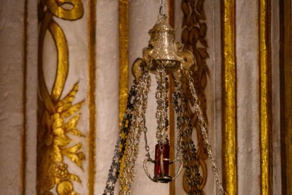 Lámpara en el altar mayor de la Catedral. 