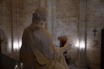 Una de las imágenes de la parte superior del trascoro de la Catedral de Almería. 