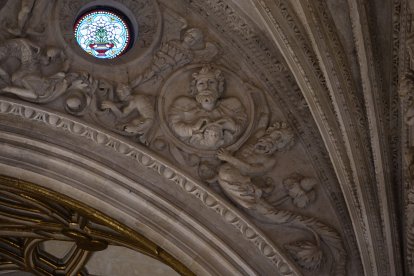 Detalle de vidrieras y relieves en la parte superior de la Catedral de Almería. 