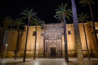 La fachada de la Catedral de Almería, con su iluminación nocturna. 