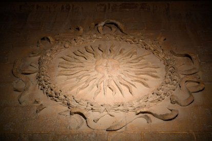 El Sol de Villalán, en el muro exterior de la Catedral. 
