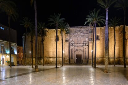 Vista nocturna de la Catedral de Almería. 