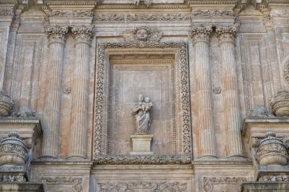 Detalle de la portada renacentista de Juan de Orea. 