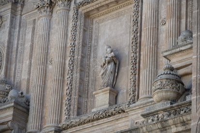 Detalle de la portada renacentista de Juan de Orea. 