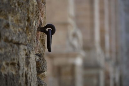 Detalle de una argolla en la fachada de la Catedral de Almería. 