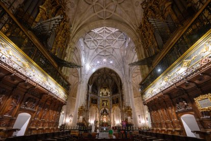 El altar mayor visto desde el coro de la Catedral de Almería. 