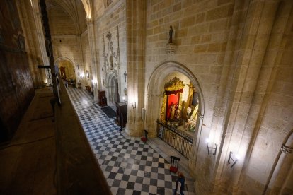 Una de las naves laterales de la Catedral, desde la altura del órgano. 