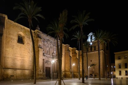 La fachada de la Catedral, con su iluminación nocturna. 