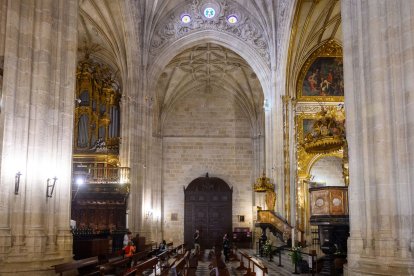 Al fondo, el acceso al claustro de la Catedral. 