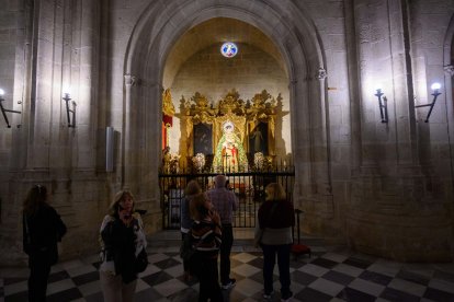 Turistas contemplando a la Esperanza en la Catedral de Almería. 