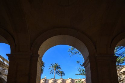 Uno de los arcos del claustro de la Catedral de Almería. 