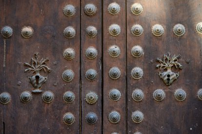 Detalle de una de las puertas de la Catedral, con las icónicas jarras de azucenas. 