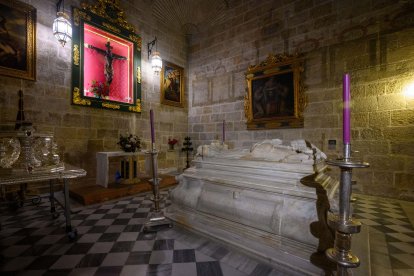 La tumba del obispo Villalán, bajo el Cristo de la Escucha.