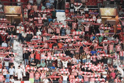 Cantando el himno del Almería.