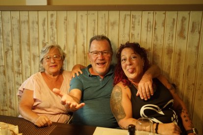 Mercedes, Manolo y Cris disfrutan de la Feria de Vera 2024.