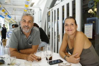 Luis y Paqui disfrutando de la comida.