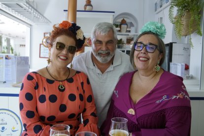 Inma y Tere junto a Rafa.