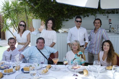 Familiares comiendo en la Terraza Carmona.