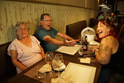 Mercedes, Manolo y Cris en compañía.