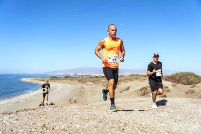 Un participante de la carrera élite de 12 km de distancia.