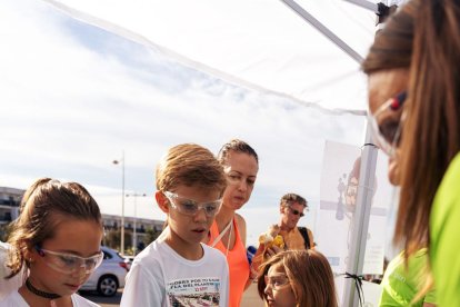 Los más pequeños disfrutando de la ciencia.