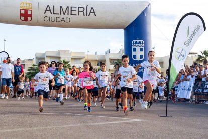La carrera infantil fue un éxito con muchísimos participantes.