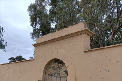 La puerta de atrás se mantiene intacta.