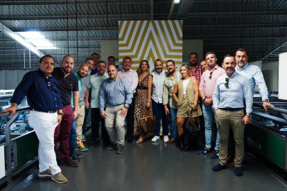 Foto de grupo de los miembros del Club Gastronómico en las instalaciones de la fábrica de Estrella Levante.
