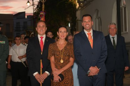 Alfonso García (alcalde), Carolina Pérez (teniente de alcalde) y Miguel Ángel Jorge (edil de urbanismo), en la procesión.