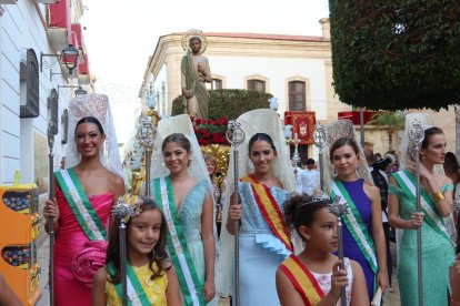 San Cleofás procesionó en su recorrido habitual acompañado por los vecinos.