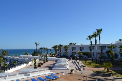 El icónico Parador de Mojácar junto al Mediterráneo.