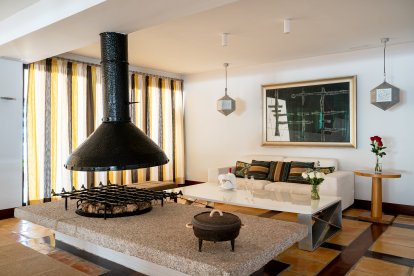 El Parador exhibe obras de arte, como el cuadro del artista César Manrique, del salón principal, visible al fondo.