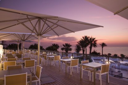 Los atardeceres de ensueño en la terraza sobre el mar Mediterráneo.