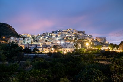 Una estampa nocturna de Mojácar que invita a imaginar mil y una historias.