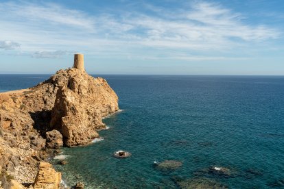 En las cercanías del Parador hay todavía lugares que remiten a los tiempos de los ataques de piratas bereberes, otros tiempos, como la Torre del P