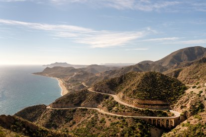 Mojácar está muy cerca del Parque Natural del Cabo de Gata y una carretera lleva al parque de lleno.